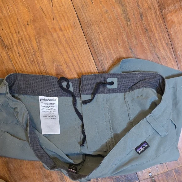 Patagonia Women's Sage Green Cargo Shorts Size 2 - Picture 6 of 6